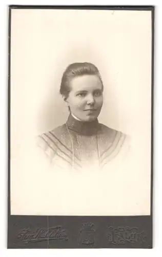 Fotografie Aug. Wahlström, Falun, Portrait Fräulein mit zusammengebundenem Haar