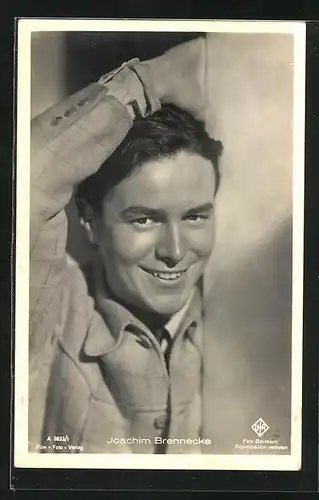 AK Schauspieler Joachim Brennecke lässig an eine Ecke gelehnt