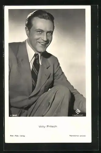 AK Schauspieler Willy Fritsch im Anzug in die Kamera lächelnd