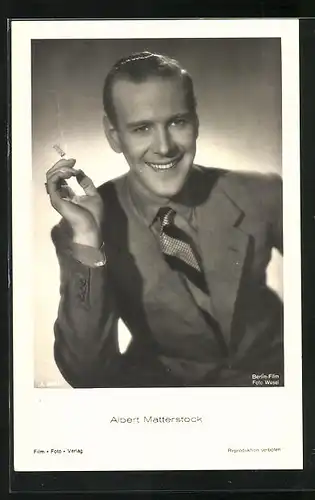 AK Schauspieler Albert Matterstock im Anzug mit Zigarette in die Kamera lächelnd