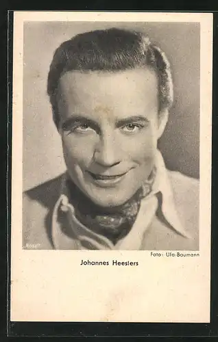 AK Schauspieler Johannes Heesters mit Schal in die Kamera lächelnd