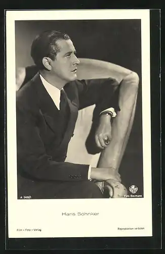 AK Schauspieler Hans Söhnker mit Anzug im Sessel sitzend
