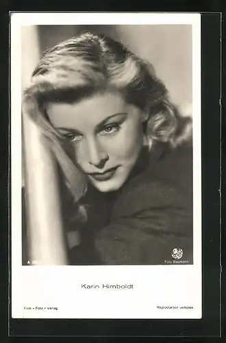 AK Schauspielerin Karin Himboldt nachdenklich den Kopf an eine Stange gelehnt