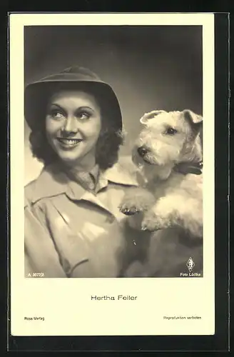 AK Schauspielerin Hertha Feiler mit Hund in einer Filmszene