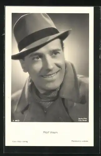 AK Schauspieler Rolf Weih im Mantel mit Hut porträtiert