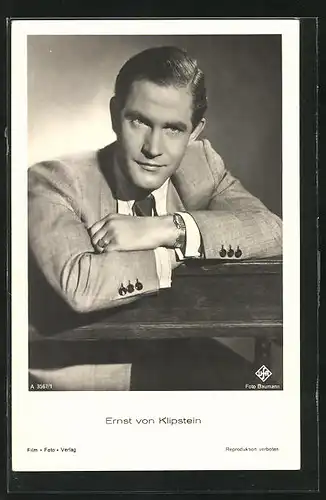 AK Schauspieler Ernst von Klipstein im Anzug an einer bank sitzend