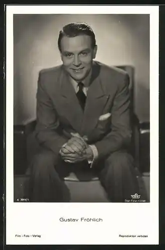 AK Schauspieler Gustav Fröhlich im Anzug auf einem Stuhl sitzend