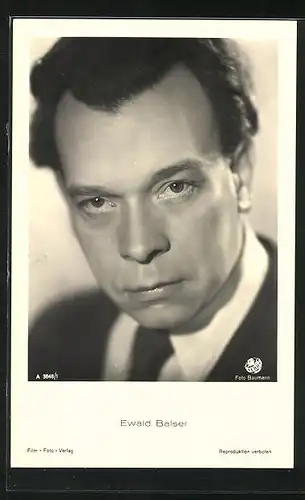 AK Schauspieler Ewald Balser im Anzug in die Kamera schauend