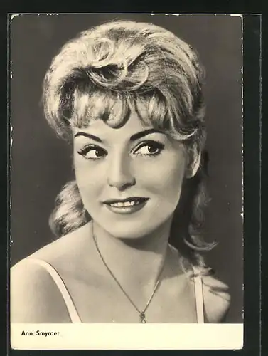 AK Schauspielerin Ann Smyrner mit blonden Haaren