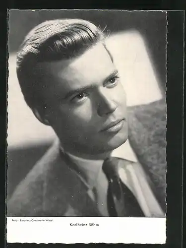 AK Schauspieler Karlheinz Böhm im Anzug mit Krawatte