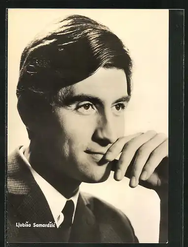 AK Schauspieler Ljubisa Samardzic im Anzug mit Krawatte