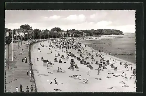 AK Travemünde, Urlauber am Strand und an der Promenade