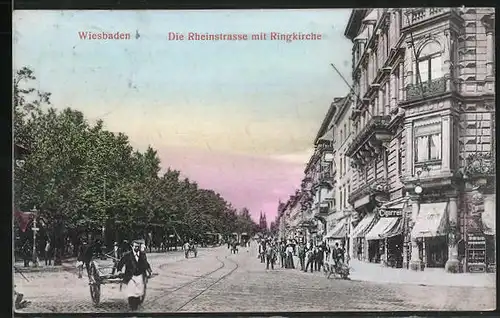 AK Wiesbaden, Bewohner in der Rheinstrasse mit Ringkirche bei Dämmerung