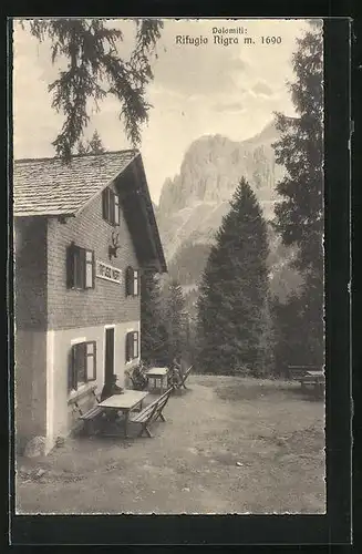 AK Refugio Nigra, Leute sitzen vor der Berghütte