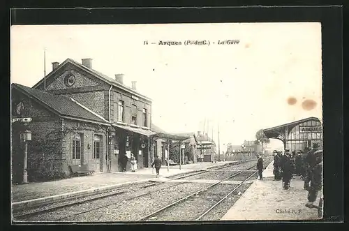 AK Arques, Passagiere warten auf die Dampflok beim Bahnhof