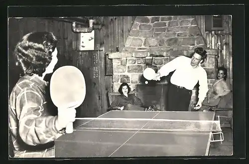 Foto-AK Frau spielt gegen Mann Tischtennis