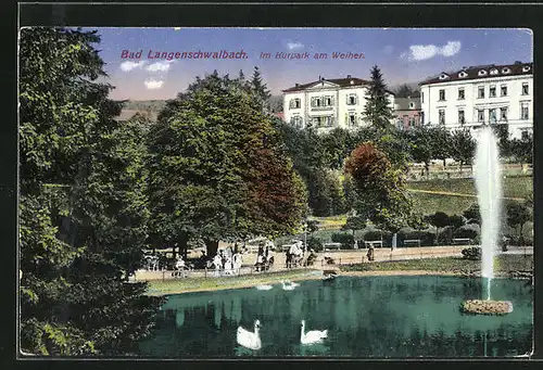 AK Bad Langenschwalbach, Im Kurpark am Weiher mit Fontäne