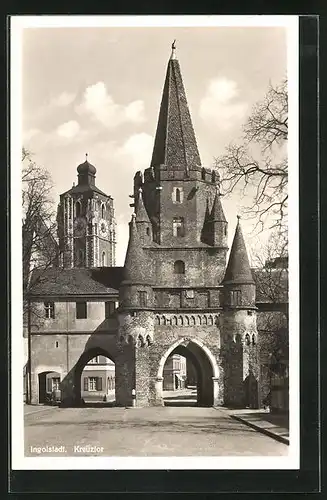 AK Ingolstadt, Kreuztor mit Kirchturm im Hintergrund