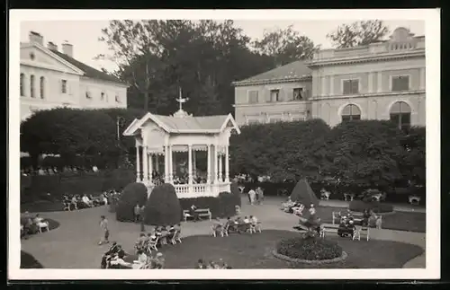 AK Bad Gleichenberg, Kurpark mit Pavillon und Besuchern