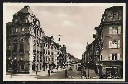 AK Villingen i. Schwarzwald, Niedere Strasse mit Passanten