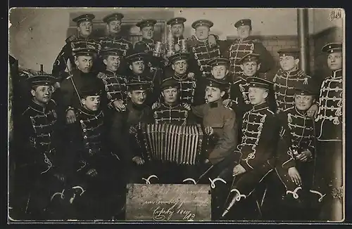 Foto-AK Krefeld, uniformierte Soldaten der Husaren-Kaserne