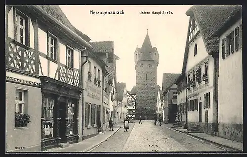 AK Herzogenaurach, Untere Haupt-Strasse mit Geschäften und Turm