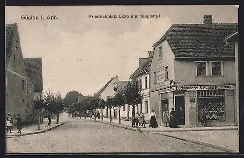 AK Güsten i. Anh., Friedrichplatz Ecke und Siegestal