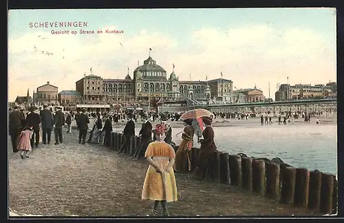 AK Scheveningen, Gezicht op Strand en Kurhaus, Spaziergänger am Strand
