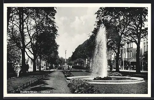 AK Krefeld /Rhein, Strasse am Ostwall mit Denkmal