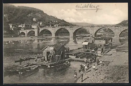 AK Heidelberg / Neckar, Uferpartie mit Anwohnern und Steg an der Neckarbrücke