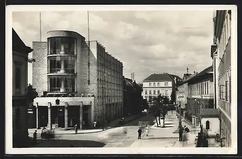 AK Zilina, Strassenpartie mit Denkmal