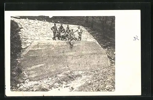 Foto-AK Lausa, Reichswehr, Bau von Schutzbauten 1926, Gruppenfoto auf dem Hügel