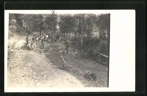 Foto-AK Lausa, Reichswehr, Bau von Schutzbauten 1926, Beim Holzfällen