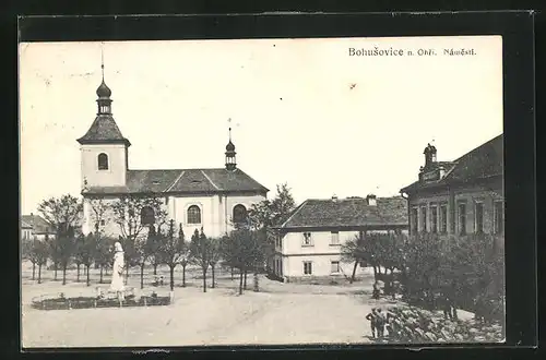 AK Bohusovice nad Ohri, Partie am Marktplatz mit Blick zur Kirche