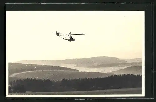 AK Segelflugzeug über hügeliger Landschaft