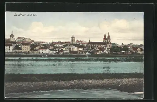 AK Roudnice n. L., Blick auf die Ortschaft an Flusspartie