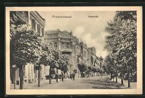 AK Franzensbad, Parkstrasse mit Passanten