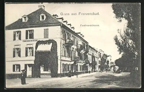 AK Franzensbad, Ferdinandstrasse mit Gebäudezeile