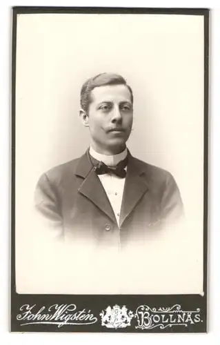 Fotografie John Wigstén, Bollnäs, Portrait junger Herr in Anzug mit Fliege