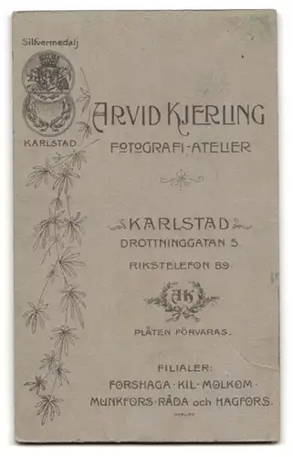 Fotografie Arvid Kjerling, Karlstad, Portrait Eheleute in zeitgenöss. Kleidung