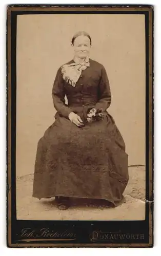 Fotografie Joh. Röckelein, Donauwörth, Portrait Greisin in festlicher Kleidung