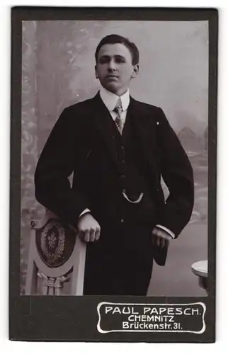 Fotografie Paul Papesch, Chemnitz, Portrait junger Herr in Anzug mit Krawatte