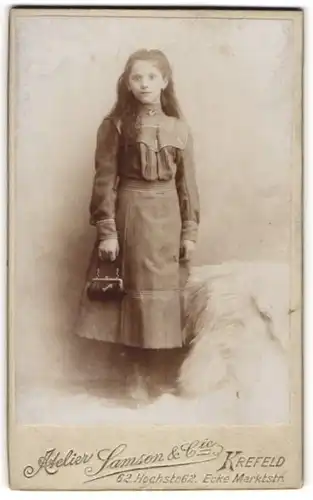 Fotografie Samson & Cie., Krefeld, Portrait Mädchen in Kleid mit Handtasche