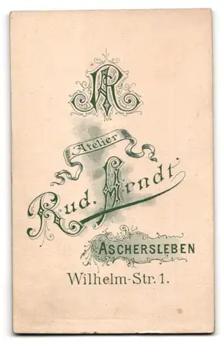 Fotografie Rud. Arndt, Aschersleben, Portrait Kleinkind in Leibchen