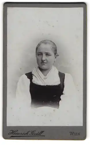 Fotografie Heinrich Grüll, Wien, Portrait junge Frau in Tracht