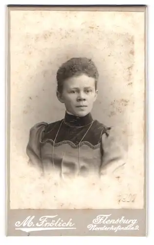 Fotografie M. Frölich, Flensburg, Portrait Frau mit zusammengebundenem Haar