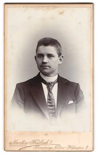 Fotografie Martin Frölich, Flensburg, Portrait junger Herr in Anzug mit Krawatte