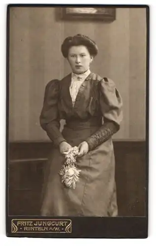 Fotografie Fritz Jungcurt, Rinteln a/W, Portrait junge Dame in festlicher Kleidung