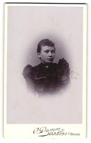 Fotografie O. Damm, Marburg i/Hessen, Portrait junge Frau mit zusammengebundenem Haar