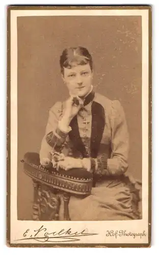 Fotografie E. Voelkel, Bad Landeck, Portrait junge Dame mit Kruzifix